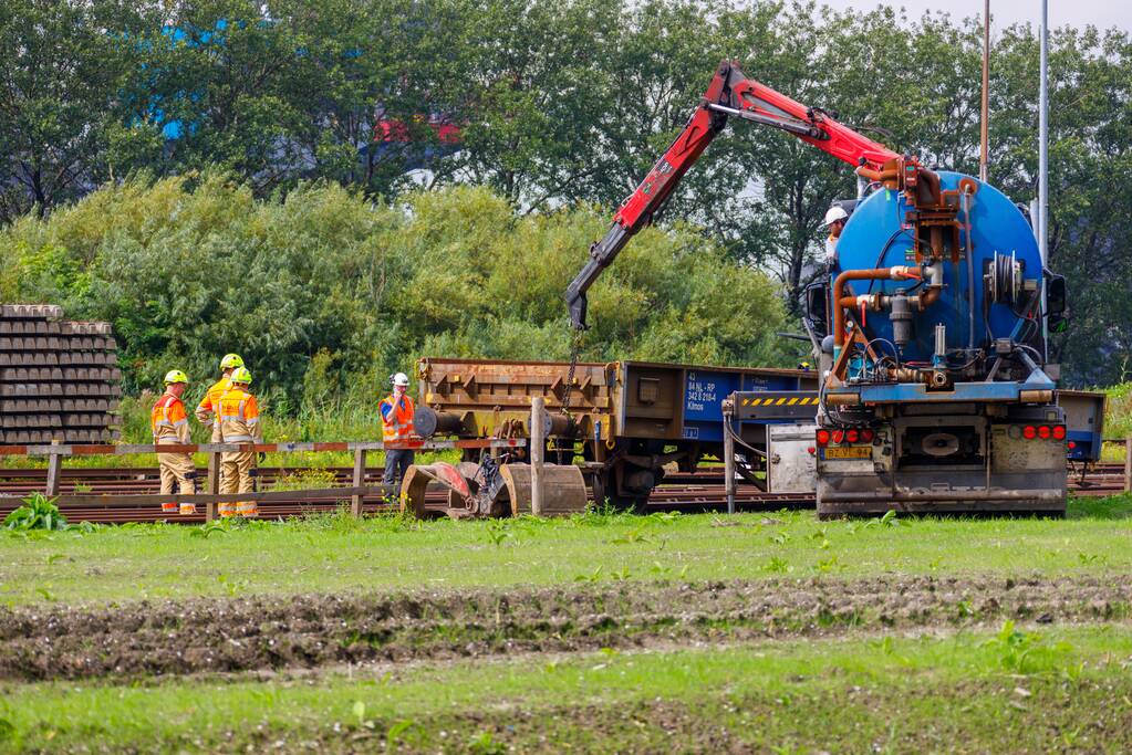 Klmos-goederenwagon ontspoort na botsing