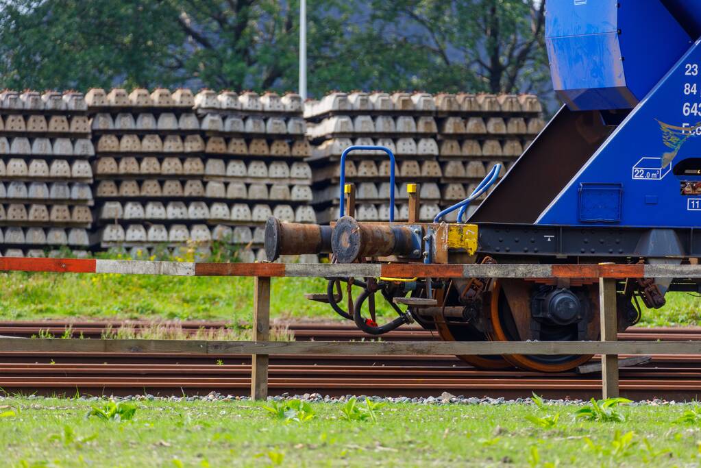 Klmos-goederenwagon ontspoort na botsing