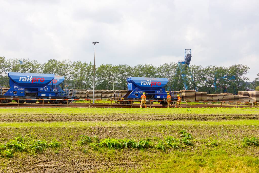 Klmos-goederenwagon ontspoort na botsing