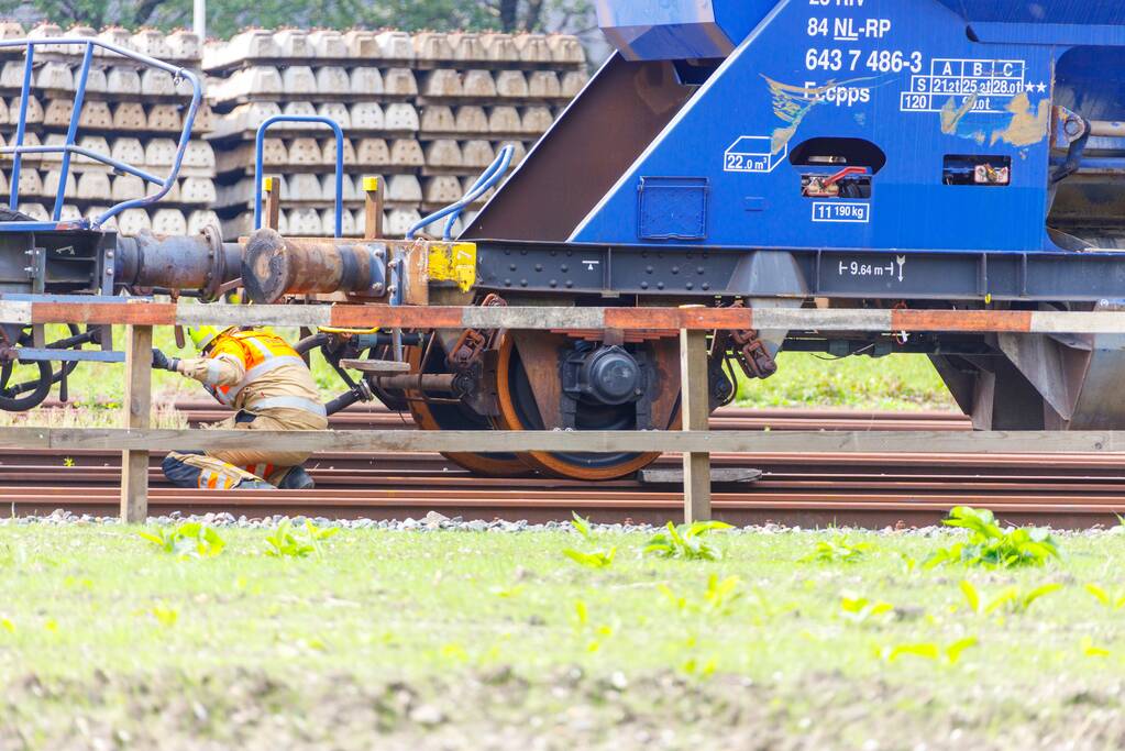 Klmos-goederenwagon ontspoort na botsing