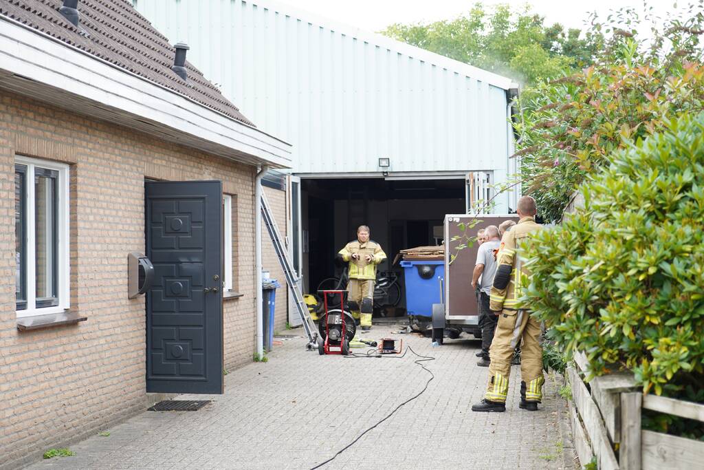 Brand in schuur achter woning