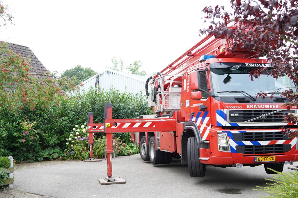 Brand in schuur achter woning