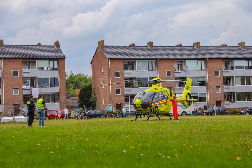 Inzet traumahelikopter woonzorgcomplex trekt veel bekijks