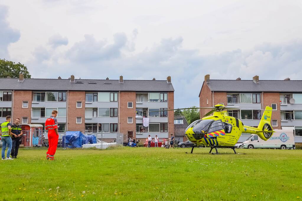Inzet traumahelikopter woonzorgcomplex trekt veel bekijks