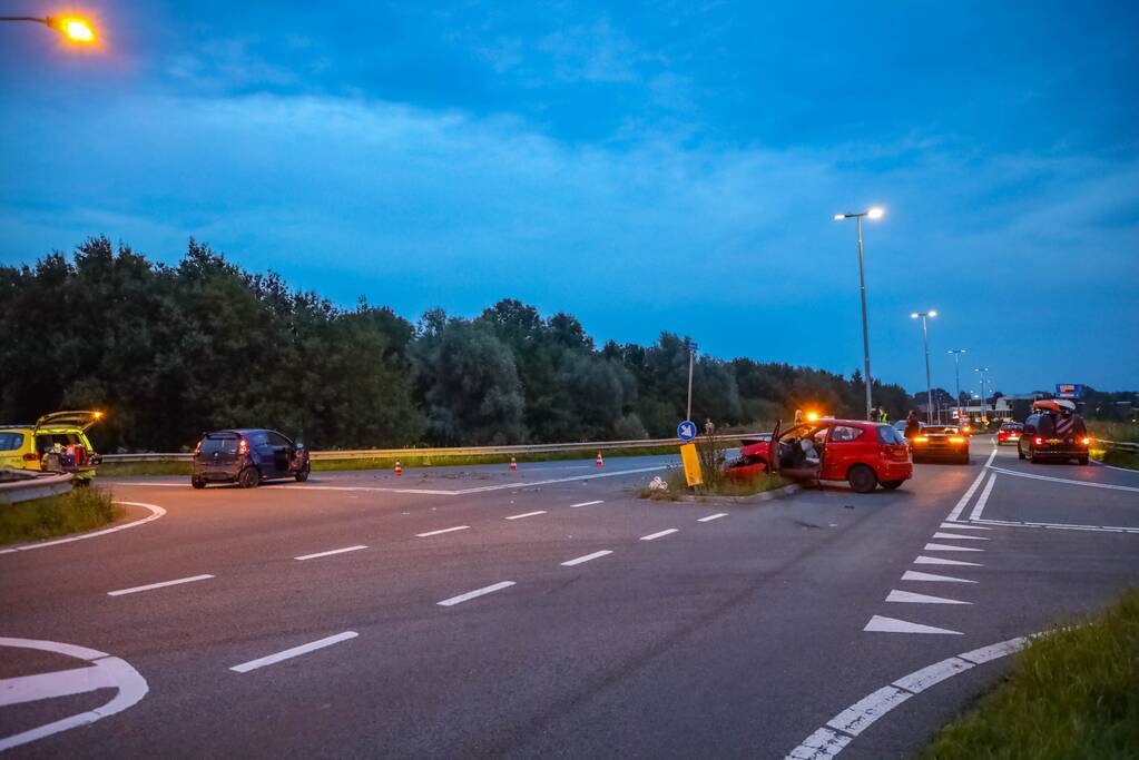 Veel schade door botsing tussen twee personenauto's