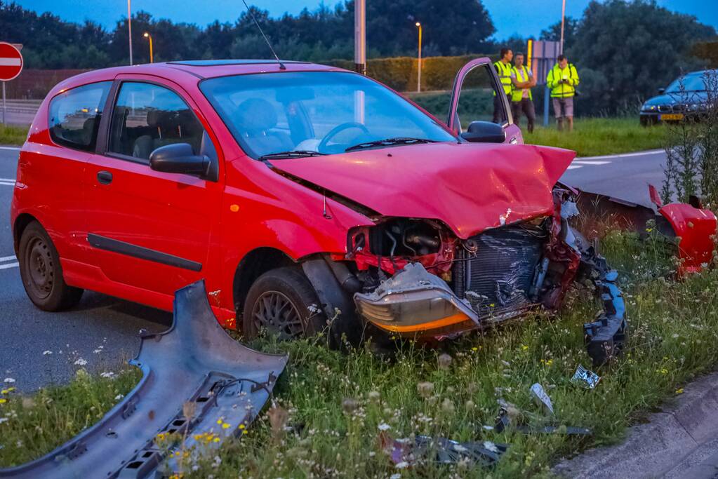 Veel schade door botsing tussen twee personenauto's
