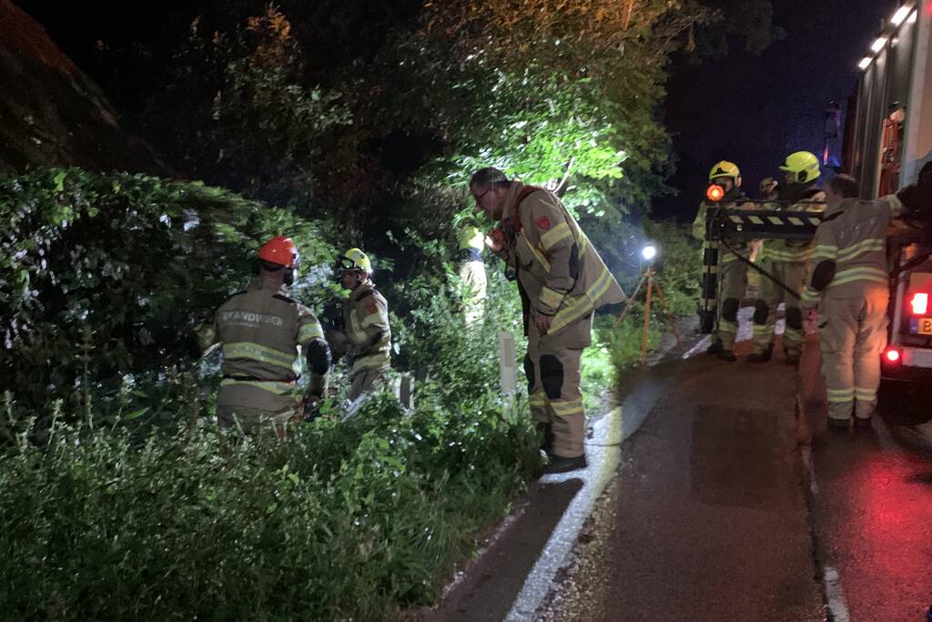 Bestuurder verliest macht over het stuur en botst tegen woning