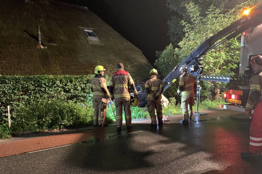 Bestuurder verliest macht over het stuur en botst tegen woning