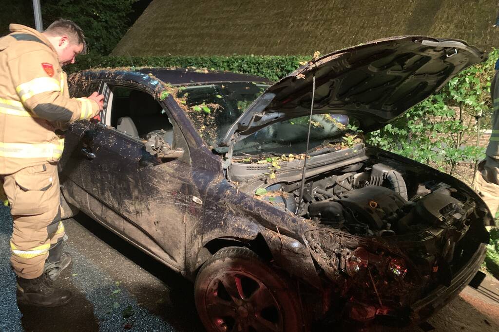 Bestuurder verliest macht over het stuur en botst tegen woning