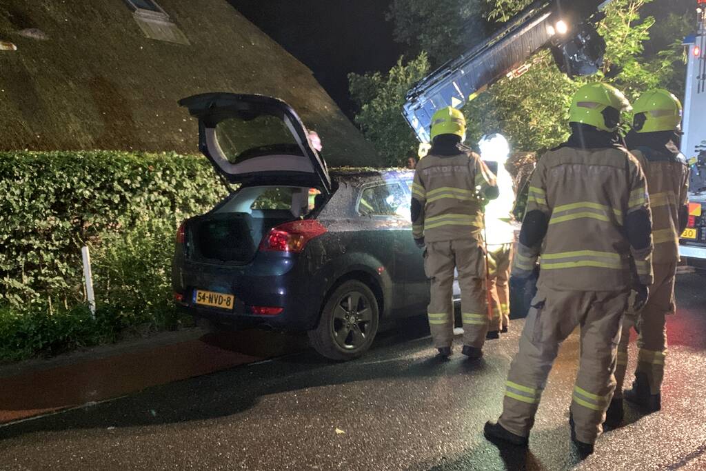 Bestuurder verliest macht over het stuur en botst tegen woning