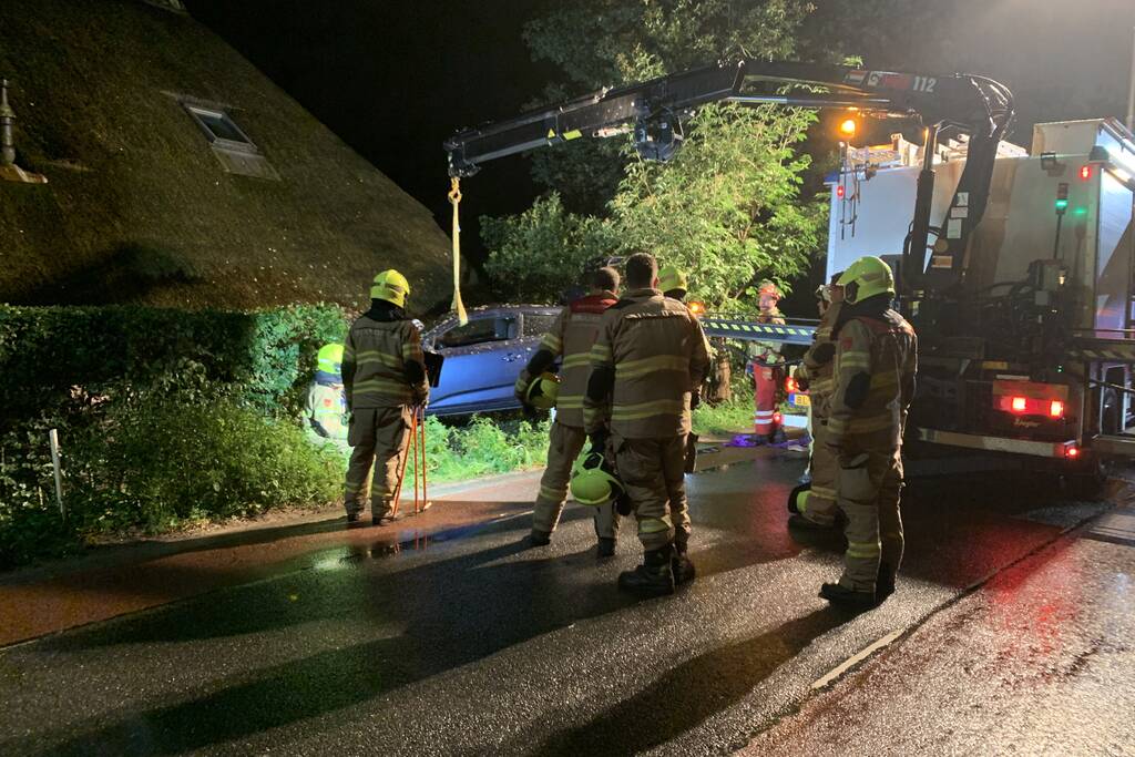 Bestuurder verliest macht over het stuur en botst tegen woning