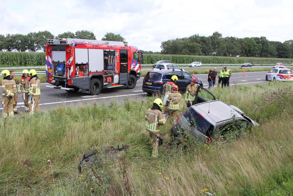 Personenauto belandt in greppel na botsing