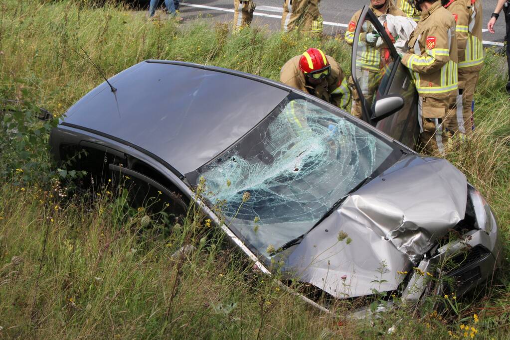 Personenauto belandt in greppel na botsing