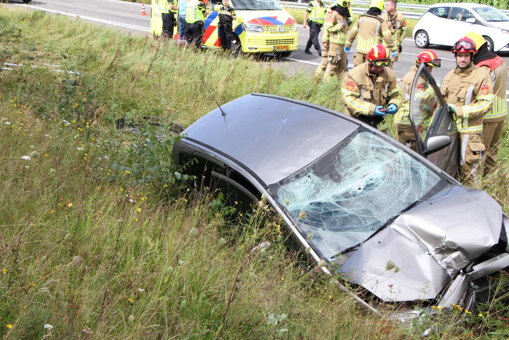 Personenauto belandt in greppel na botsing