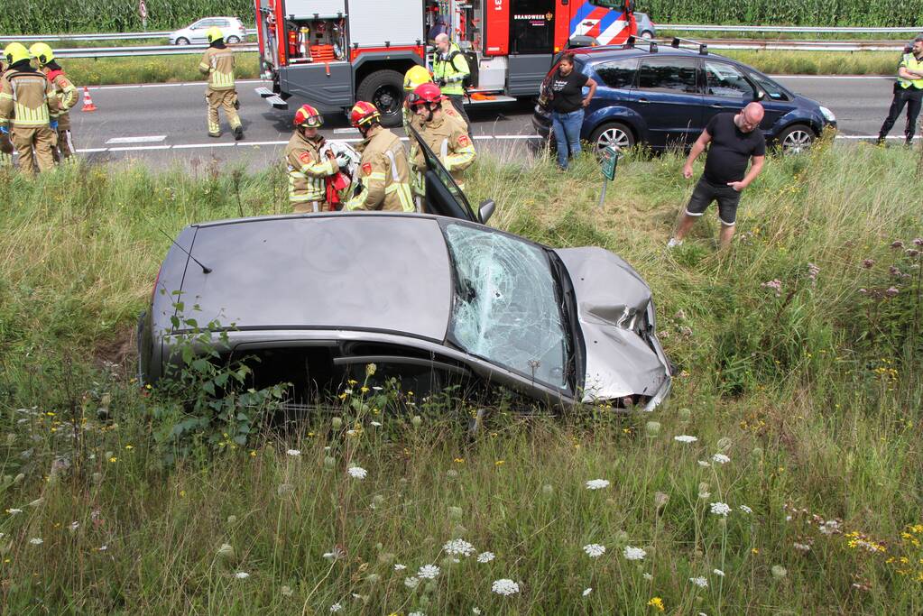 Personenauto belandt in greppel na botsing