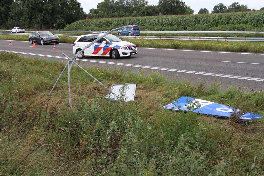 Personenauto belandt in greppel na botsing