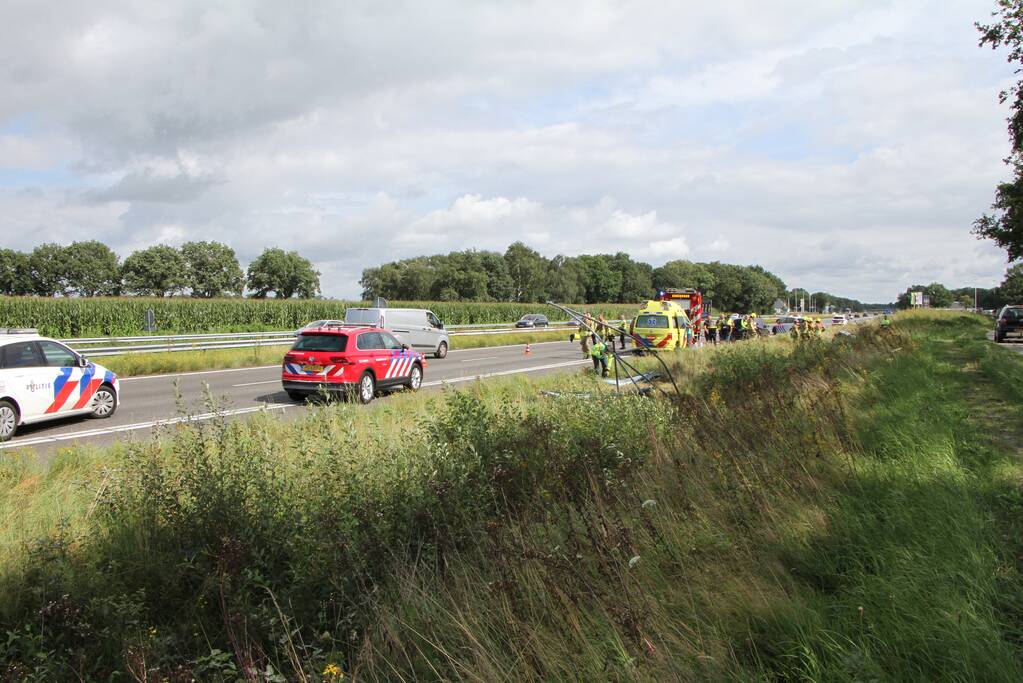 Personenauto belandt in greppel na botsing