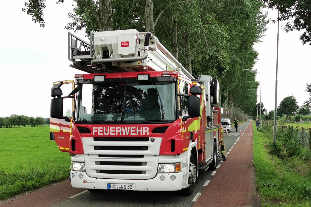 Brandweer verwijdert gevaarlijk hangende tak