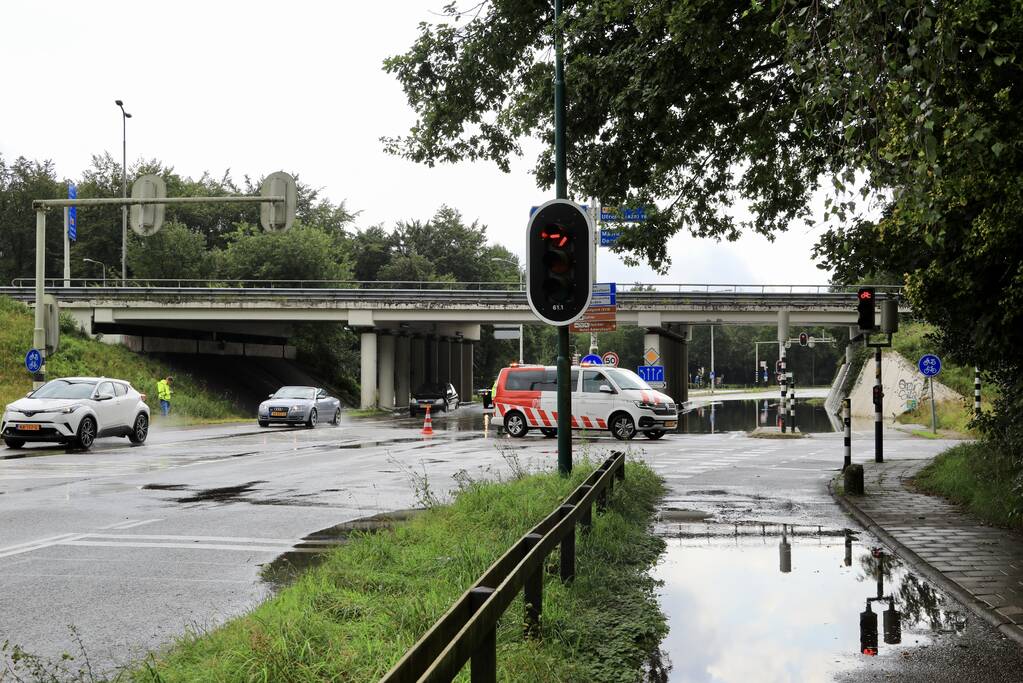 Weg afgesloten door overstroming