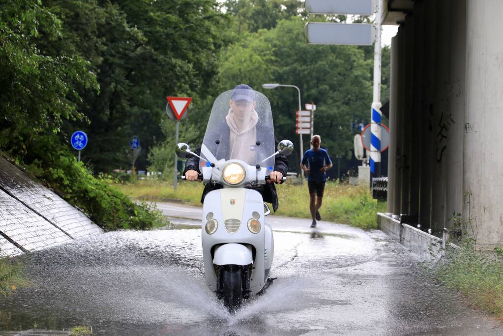 Weg afgesloten door overstroming