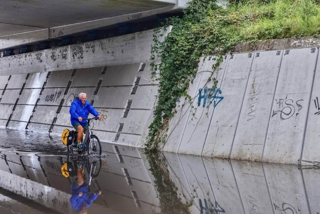 Weg afgesloten door overstroming