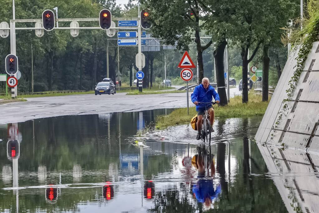 Weg afgesloten door overstroming