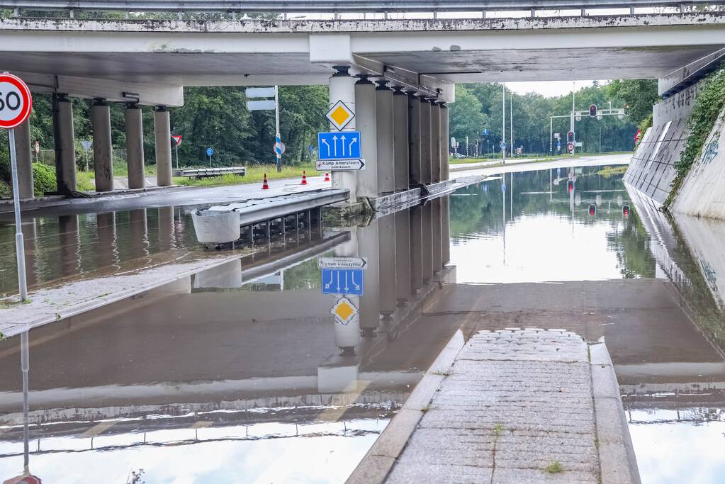 Weg afgesloten door overstroming