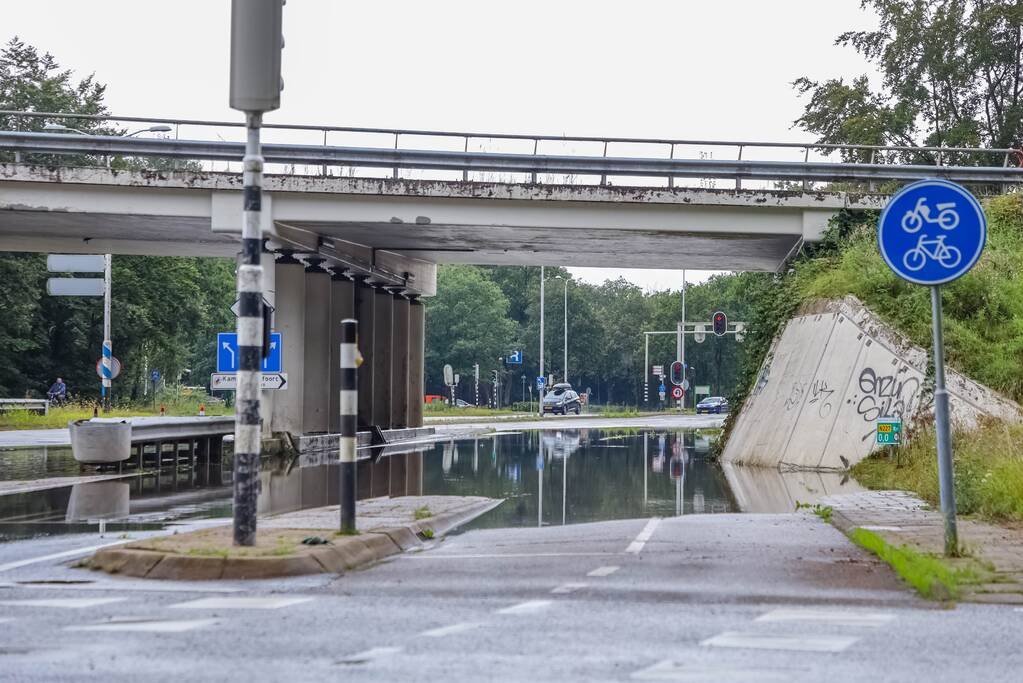 Weg afgesloten door overstroming