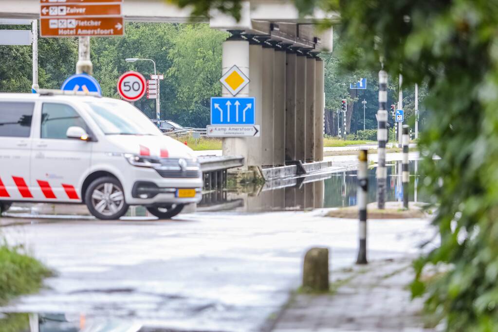 Weg afgesloten door overstroming