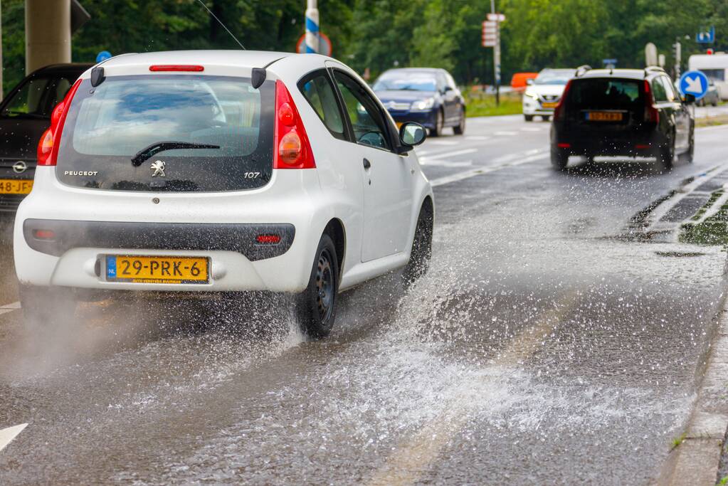 Weg afgesloten door overstroming
