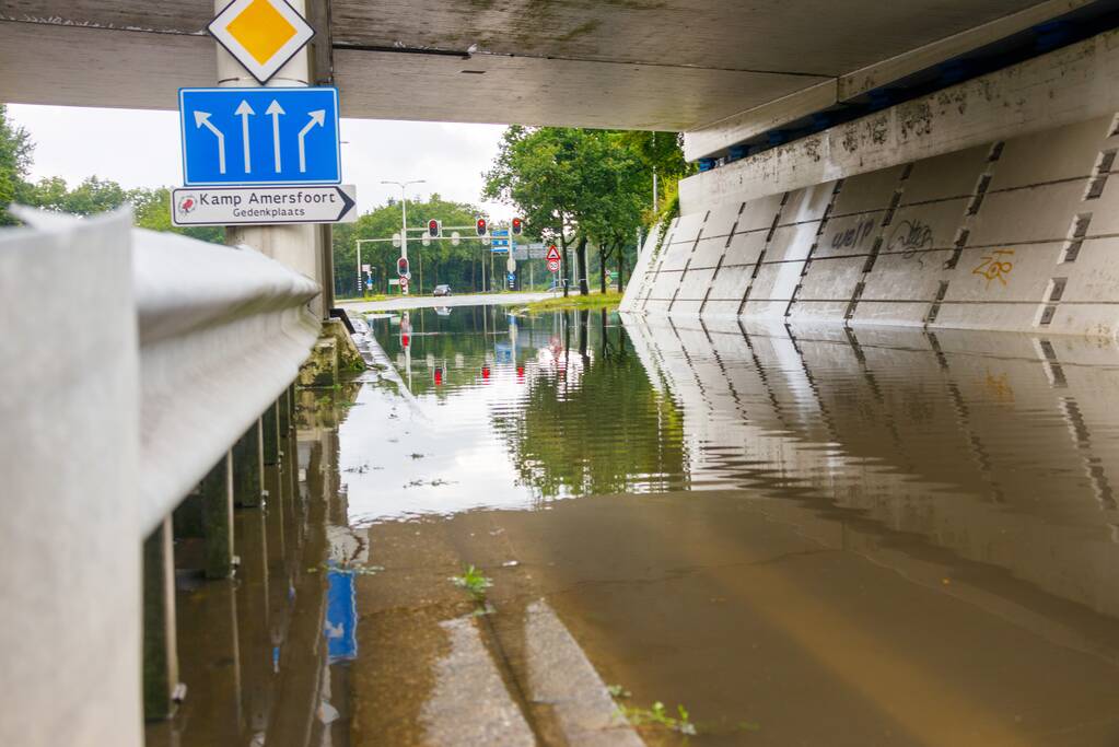 Weg afgesloten door overstroming