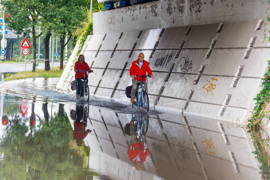 Weg afgesloten door overstroming