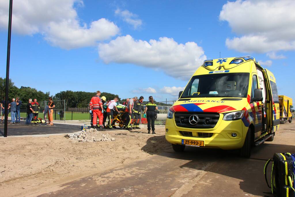 Bouwvakker zwaargewond na val met steiger Voetbalclub VVSB