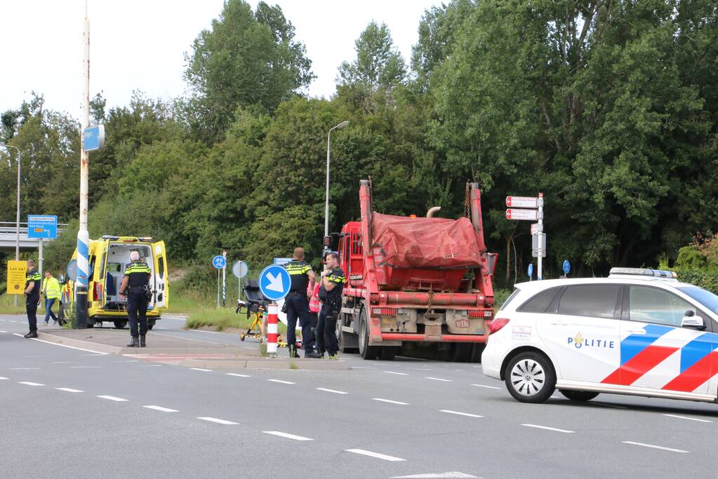 Persoon met scootmobiel zwaargewond bij botsing met vrachtwagen