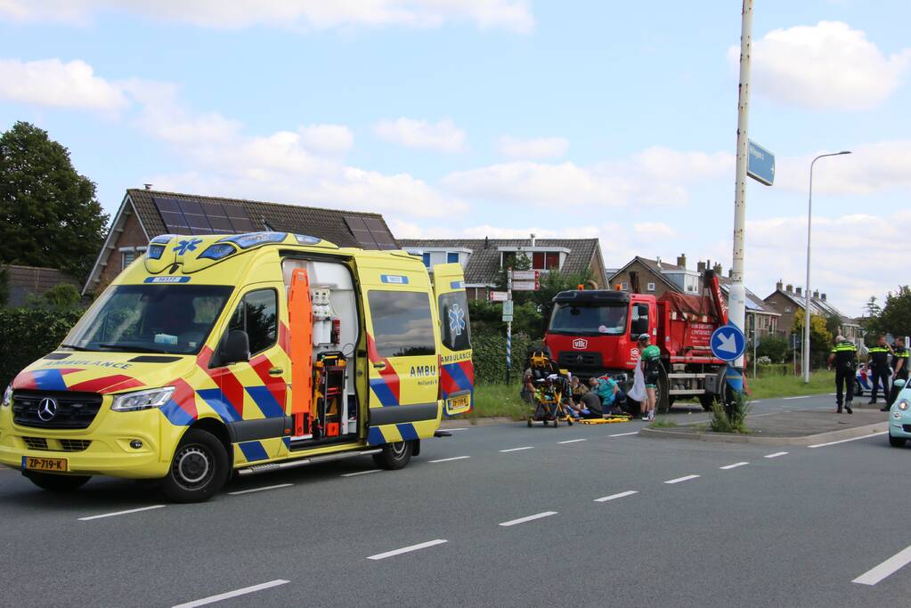 Persoon met scootmobiel zwaargewond bij botsing met vrachtwagen