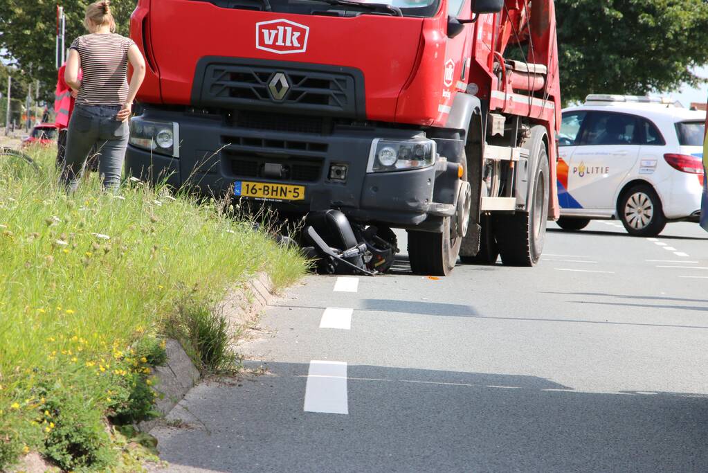 Persoon met scootmobiel zwaargewond bij botsing met vrachtwagen