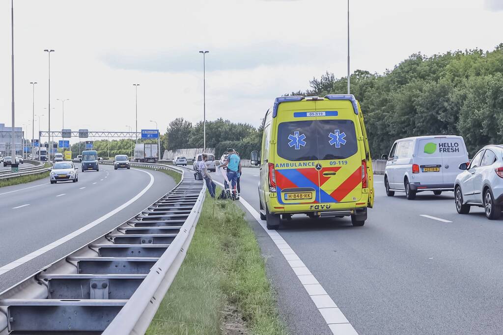 Aanrijding tussen twee auto's en vrachtwagen