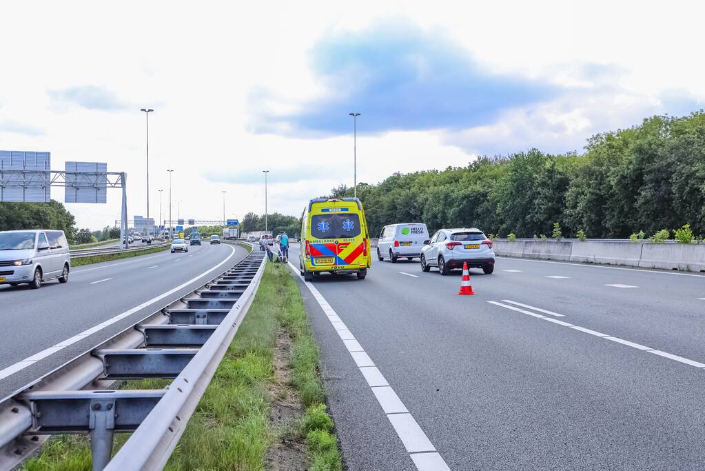 Aanrijding tussen twee auto's en vrachtwagen