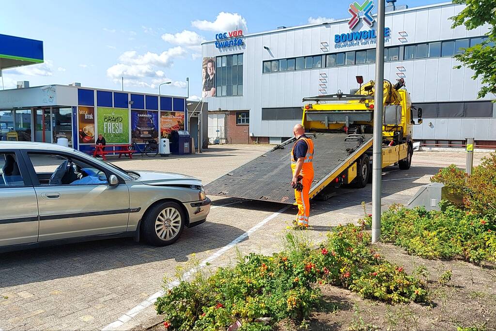 Auto afgesleept na aanrijding
