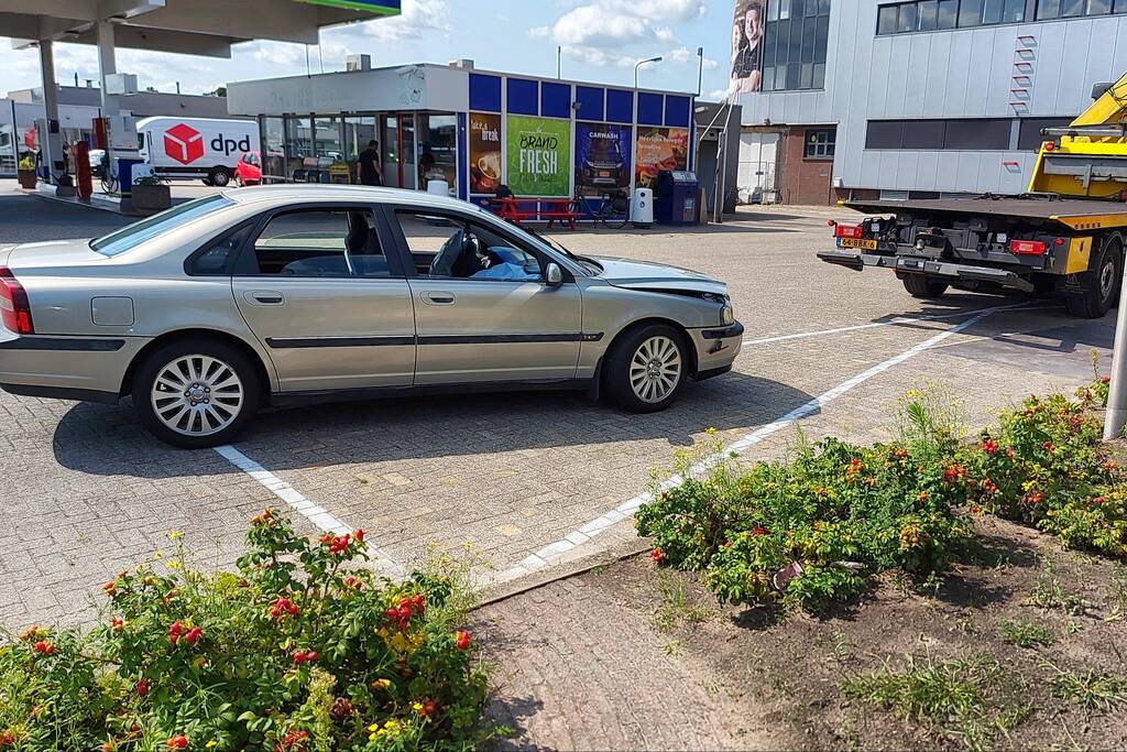 Auto afgesleept na aanrijding