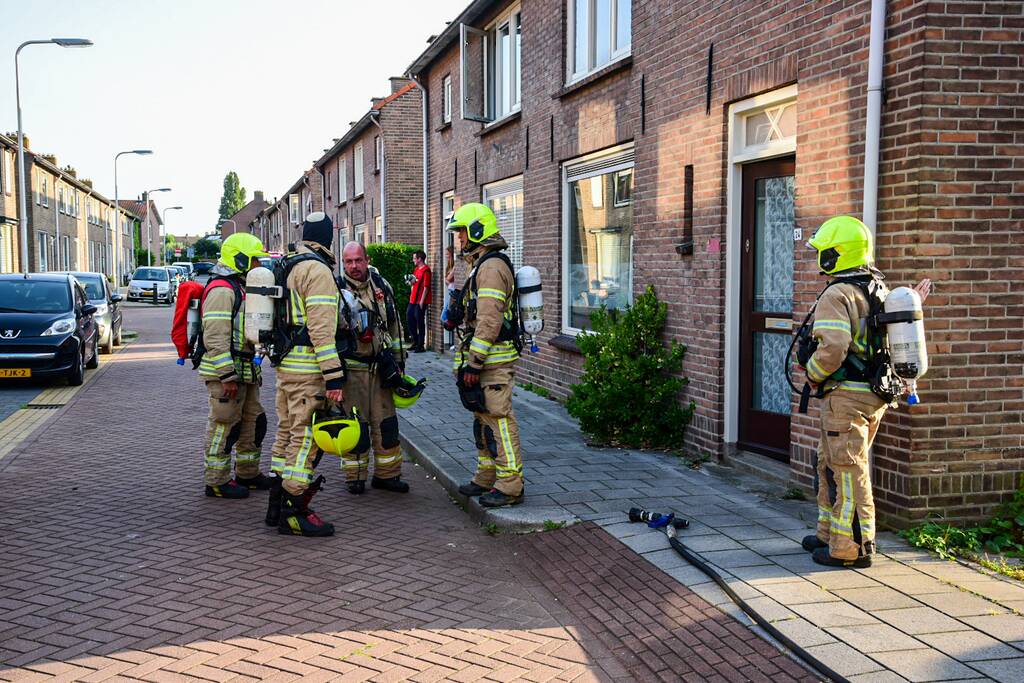 Brandweer doet metingen in woning door sissend geluid
