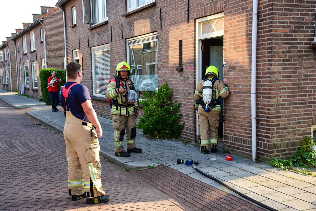 Brandweer doet metingen in woning door sissend geluid