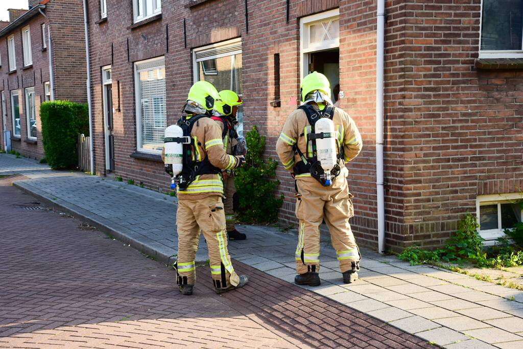 Brandweer doet metingen in woning door sissend geluid