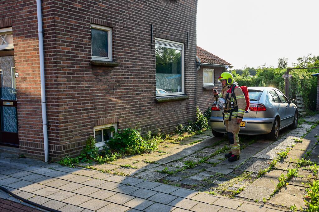 Brandweer doet metingen in woning door sissend geluid