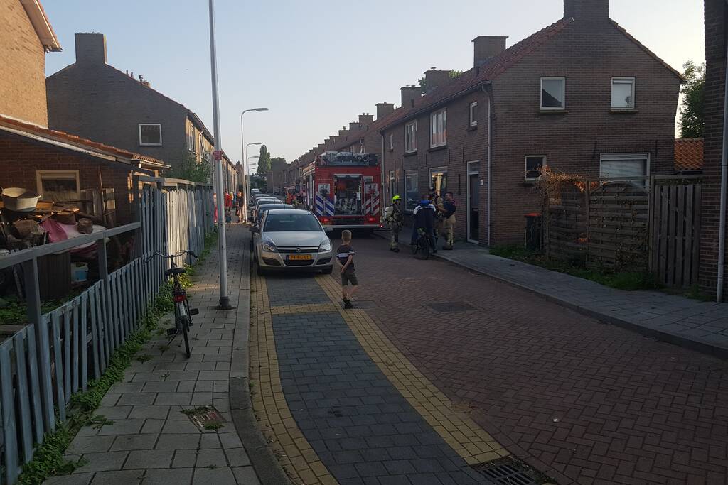 Brandweer doet metingen in woning door sissend geluid