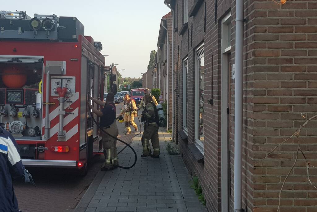 Brandweer doet metingen in woning door sissend geluid
