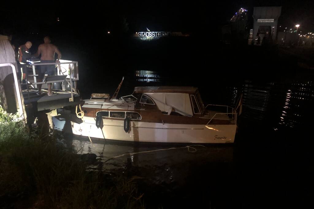 Brandweer redt boot van kapseizen