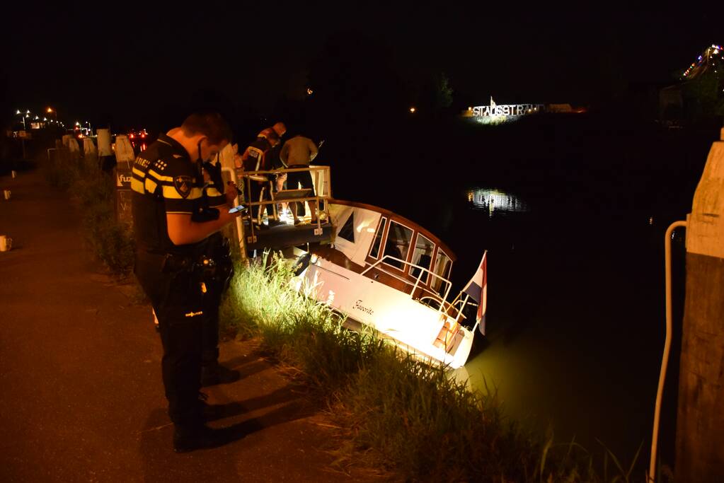 Brandweer redt boot van kapseizen