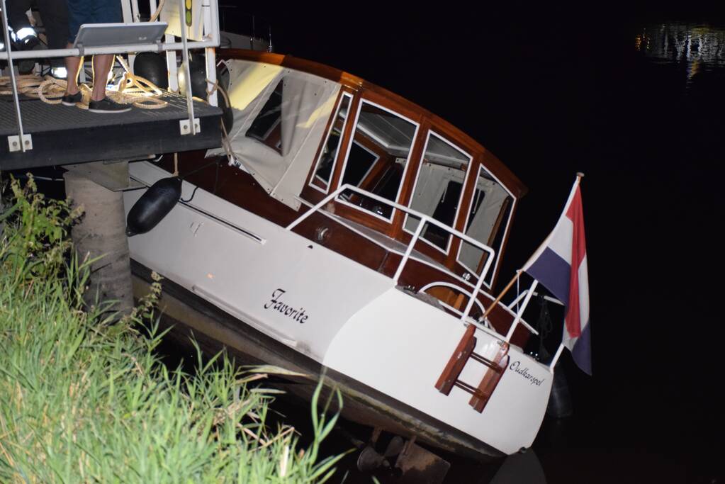 Brandweer redt boot van kapseizen