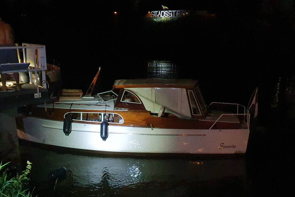 Brandweer redt boot van kapseizen